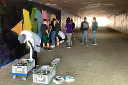 Graffiti-Workshop mit Richard Koch. Schüler und Schülerinnen der Konrad-Biesalski-Schule gestalten ein Graffiti in einer Unterführung.